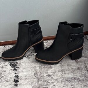 Naturalizer Black Ankle Booties with Tan Sole NIB 10
